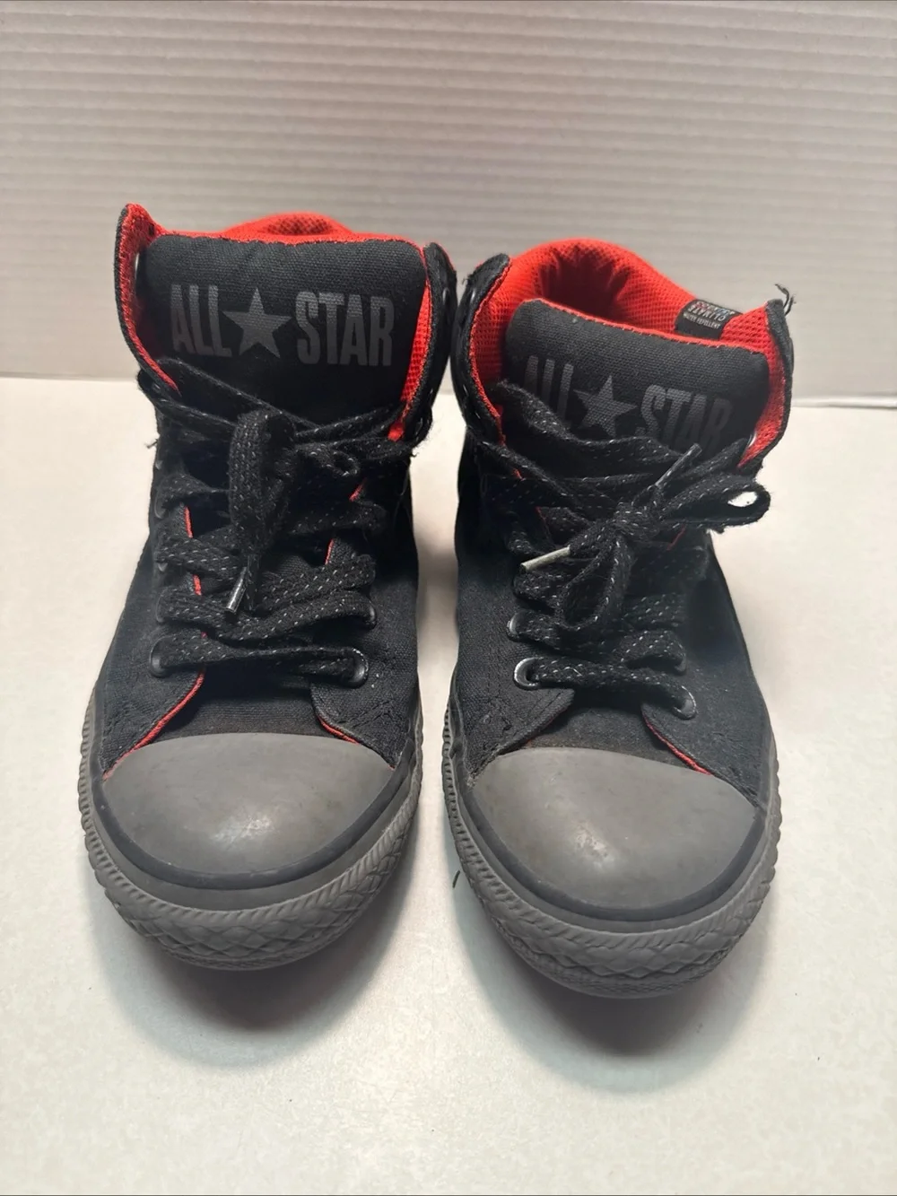Converse chuck Taylor All Star High Top Sneaker Youth US Size 5 - Black - Red